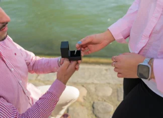 Melhores locais para pedir em casamento: Surpreenda-se A romantic proposal taking place by a serene riverside, highlighting love and commitment.
